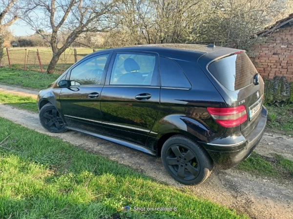 Mercedes-Benz B 180 