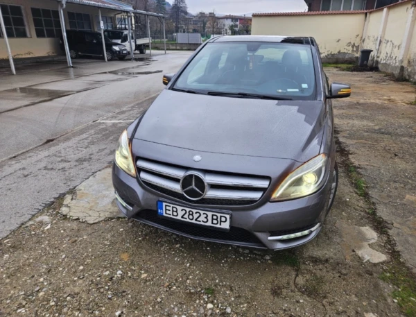 Mercedes-Benz B 180 PREMIUM * КОЖА* DISTRONIC * NAVI*